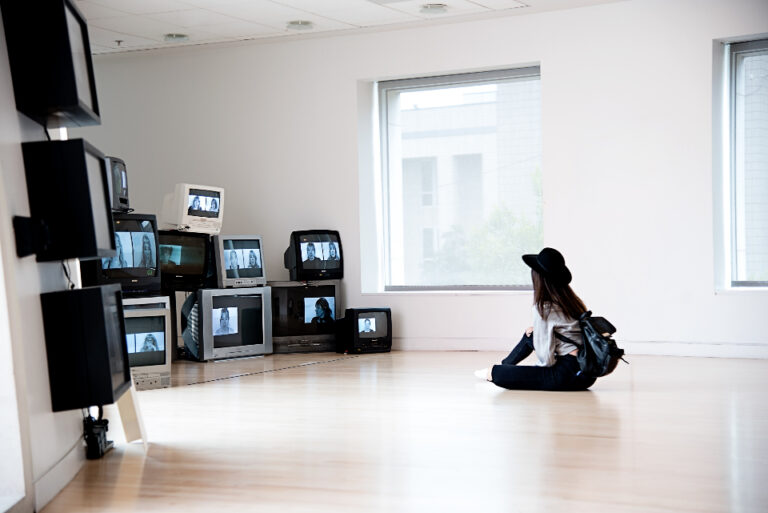 Pantalla con contenido audiovisual en un salón
